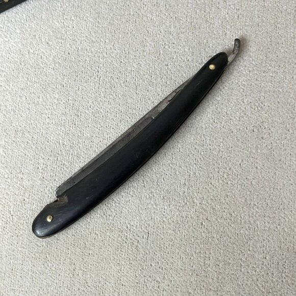 Antique Wade & Butcher Shaving "Bow" Straight Razor + Coffin Case (1900s) - Picture 4 of 8